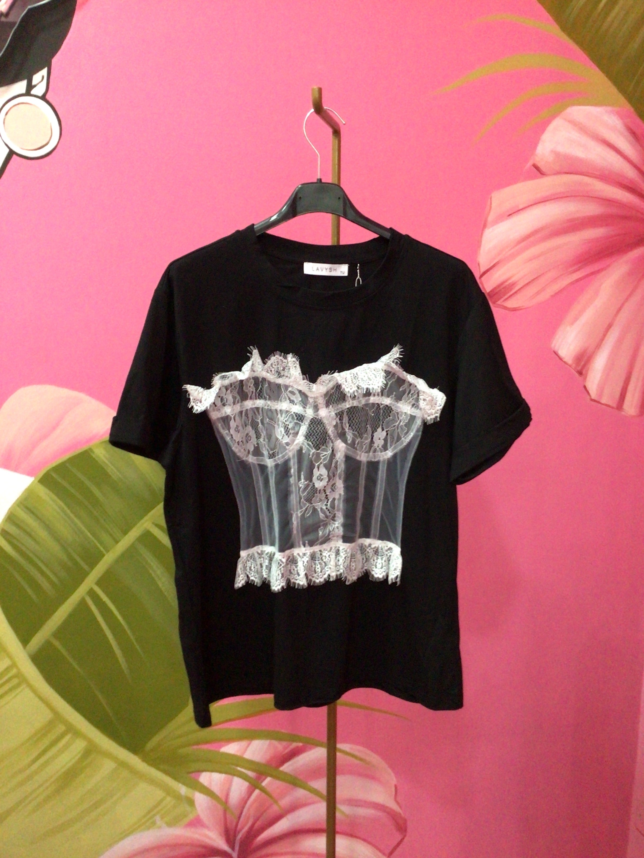 T-shirt nera con inserto in pizzo bianco