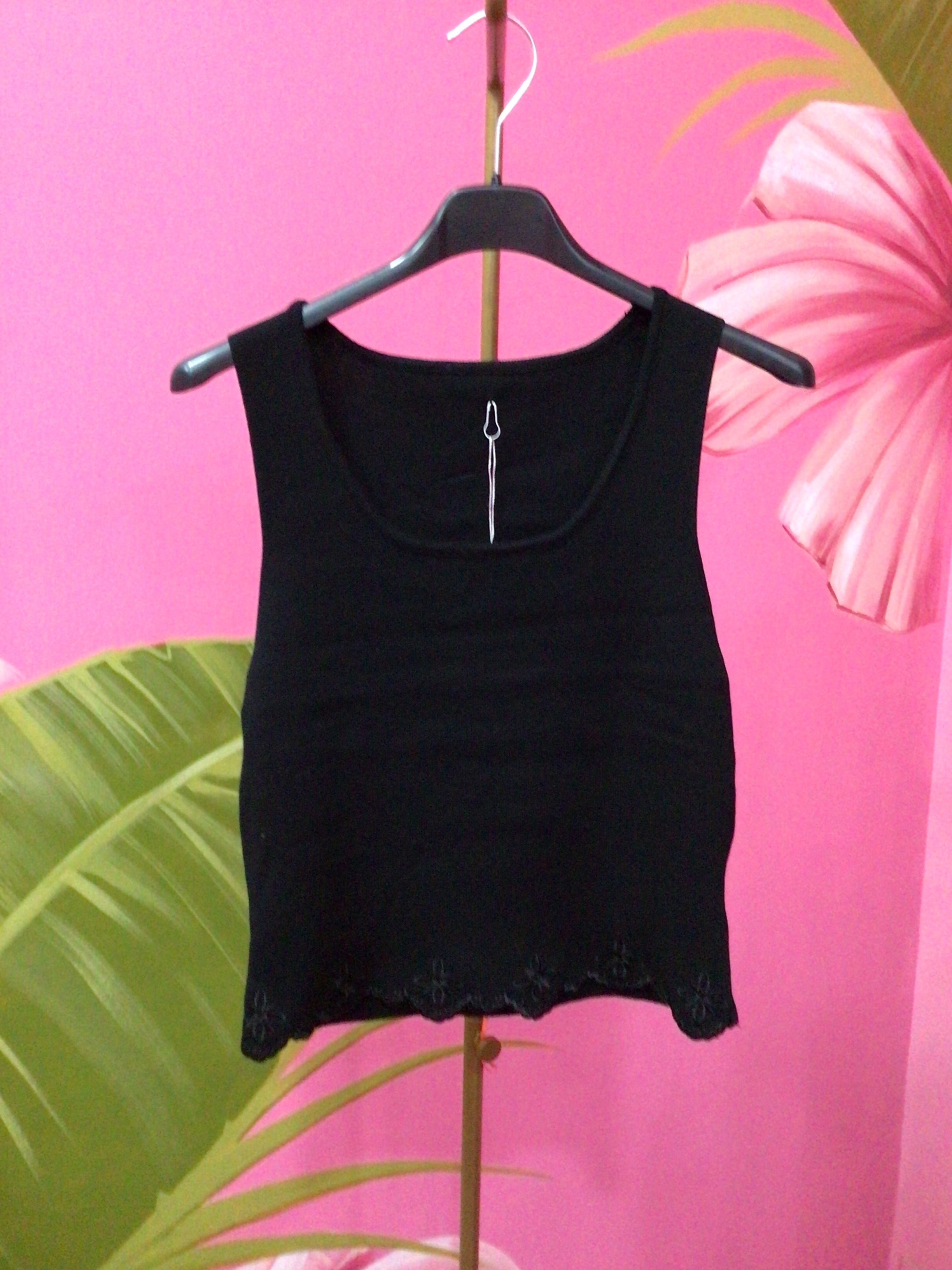 Top smanicato nero con dettaglio ricamato