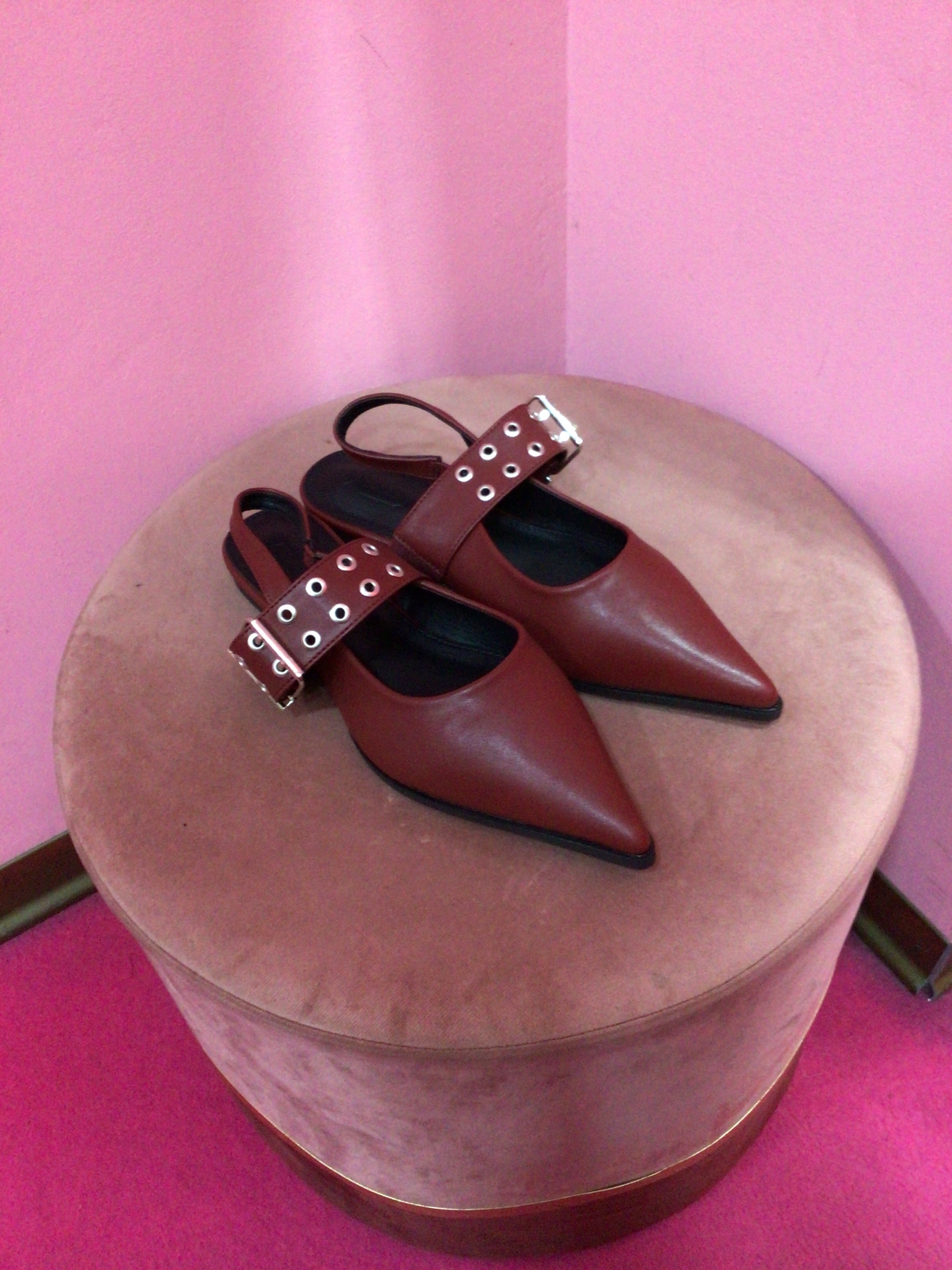 Slingback bordeaux con borchie