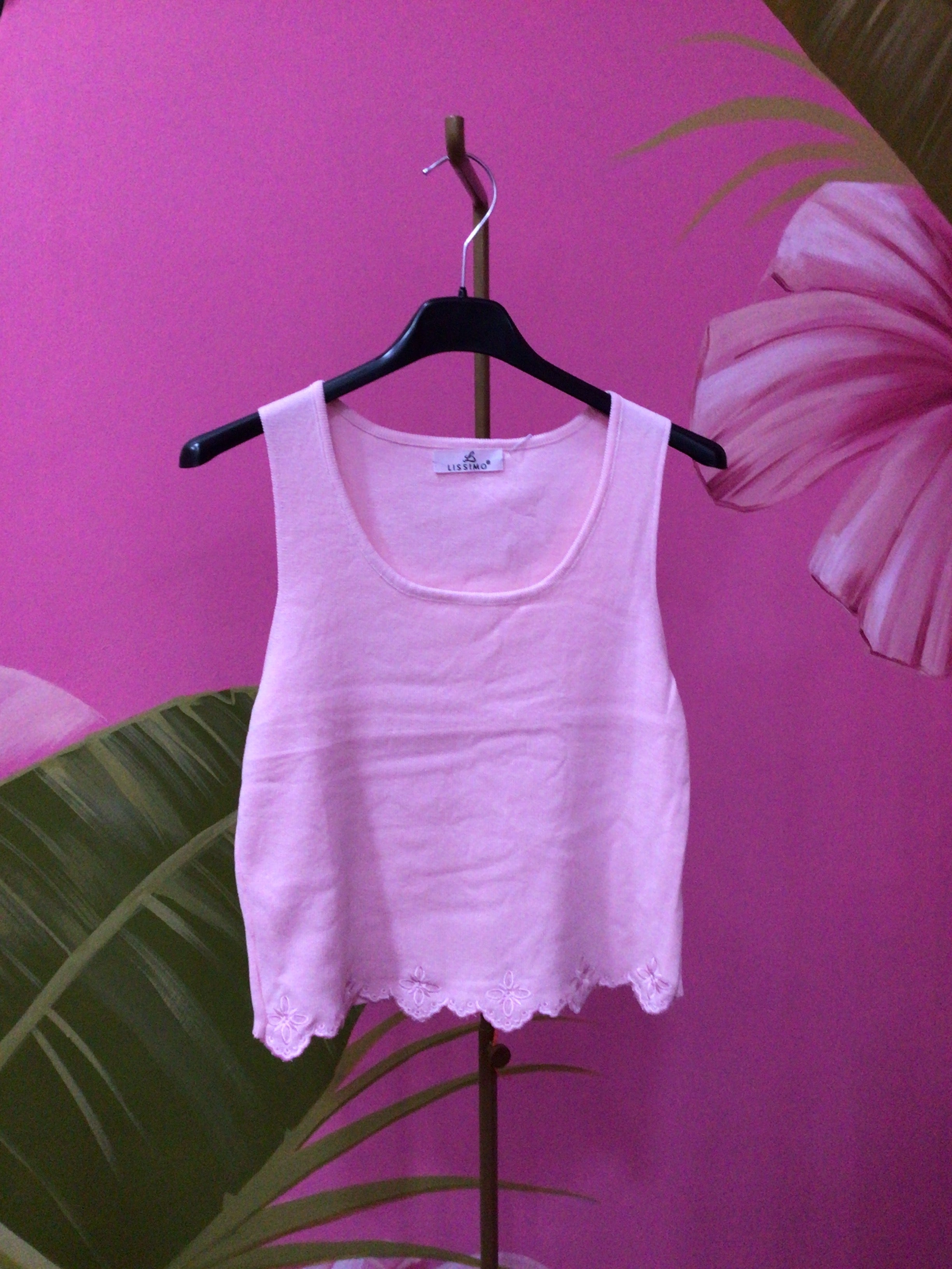 Top smanicato rosa con orlo ricamato