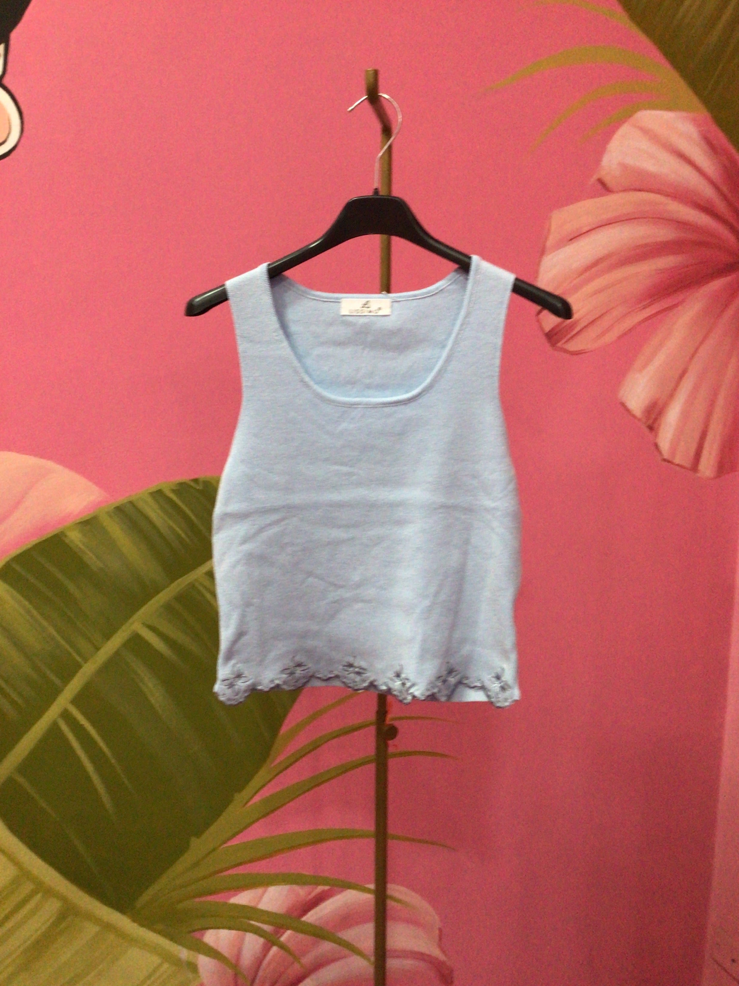 Top smanicato azzurro con orlo ricamato